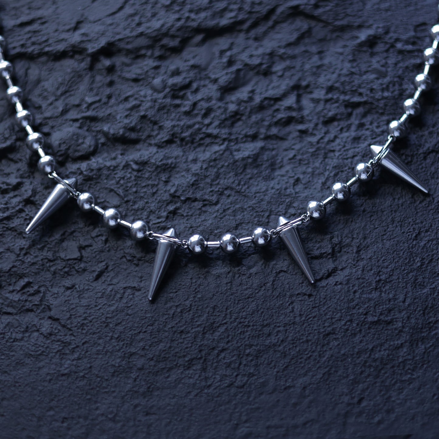 NOIR SPIKE CHOKER