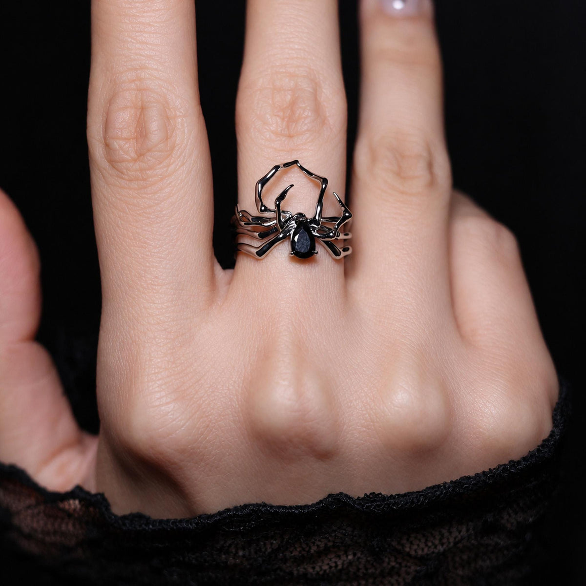 Silberfarbener Spinnenring mit schwarzem facettiertem Detail – Produktansicht 4