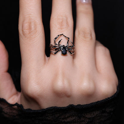 Silberfarbener Spinnenring mit schwarzem facettiertem Detail – Produktansicht 4