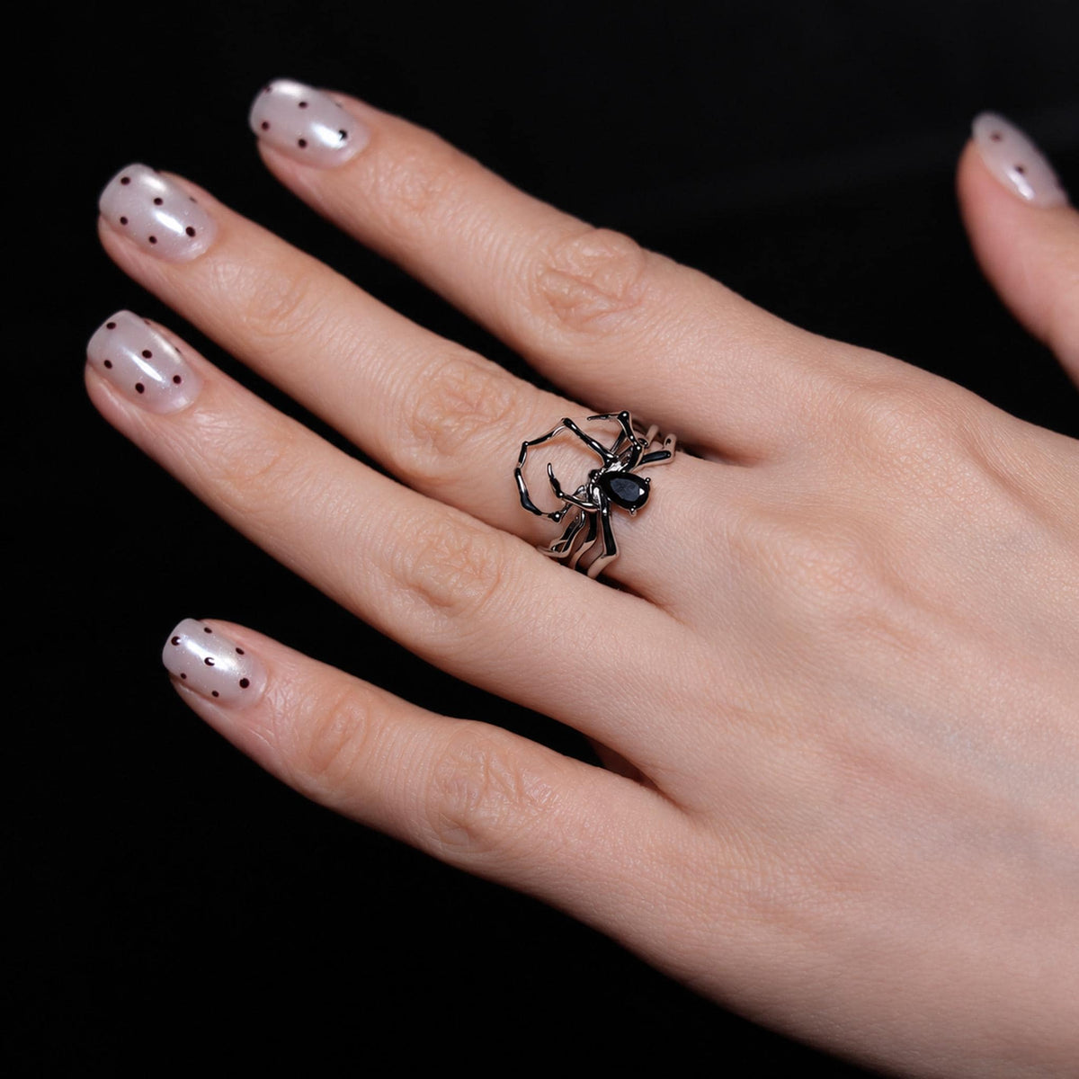 Silberfarbener Spinnenring mit schwarzem facettiertem Detail – Produktansicht 5