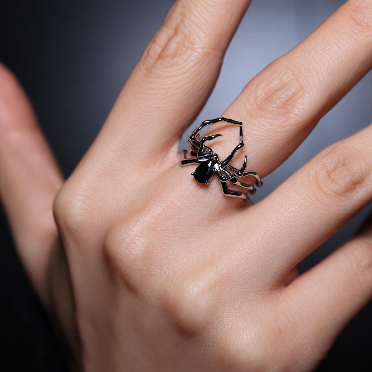 Silberfarbener Spinnenring mit schwarzem facettiertem Detail – Produktansicht 2