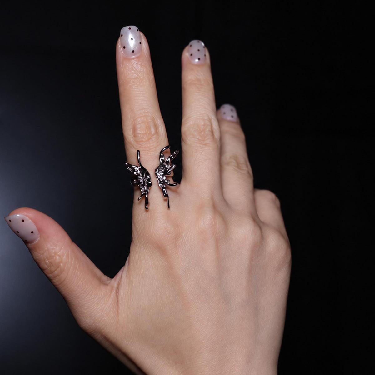 Silberfarbener Schmetterlingsring in Liquid-Metal-Optik – Ansicht 2