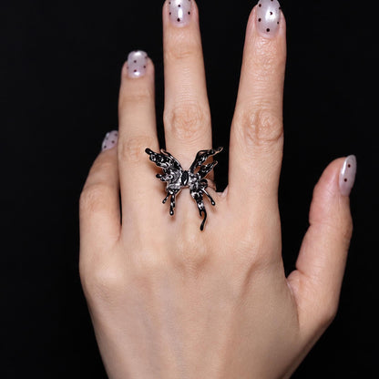 Silberfarbener Schmetterlingsring mit schwarzem Detail und skulpturalen Flügeln – Produktansicht 2
