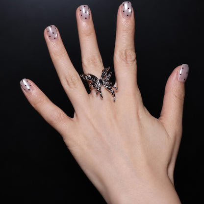 Silberfarbener Schmetterlingsring mit schwarzem Detail und skulpturalen Flügeln – Produktansicht 3