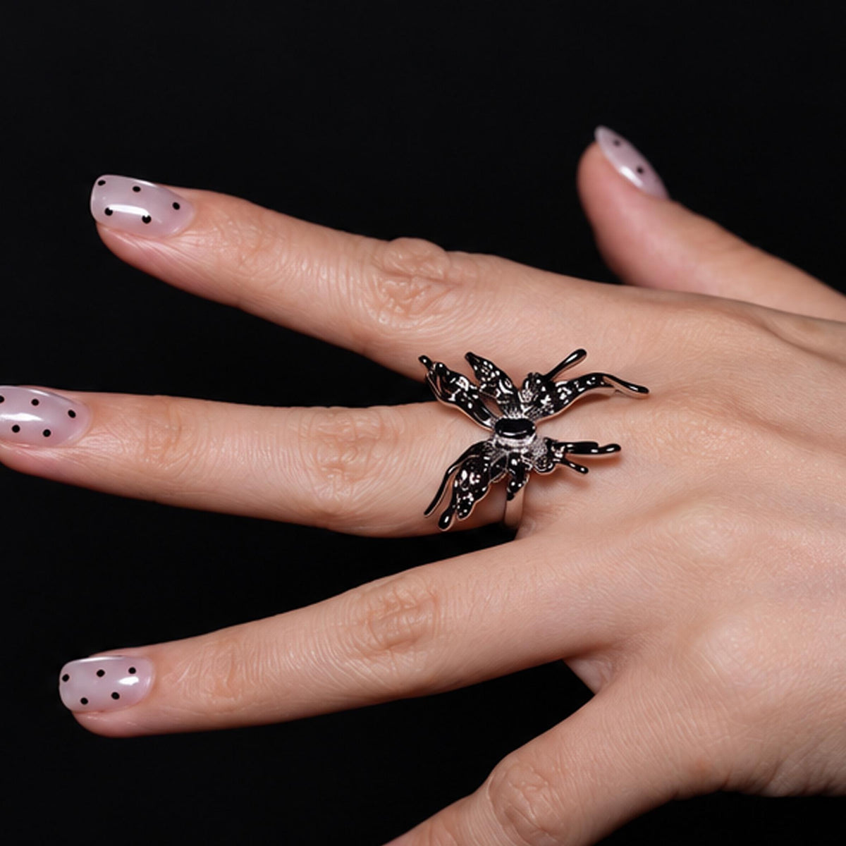 Silberfarbener Schmetterlingsring mit schwarzem Detail und skulpturalen Flügeln – Produktansicht 5