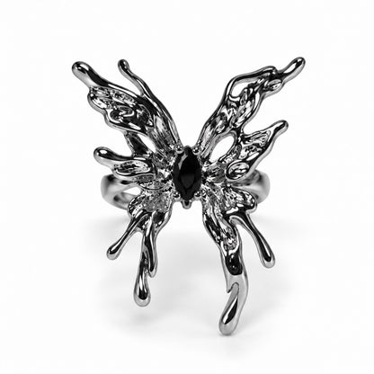 Silberfarbener Schmetterlingsring mit schwarzem Detail und skulpturalen Flügeln – Produktansicht 1