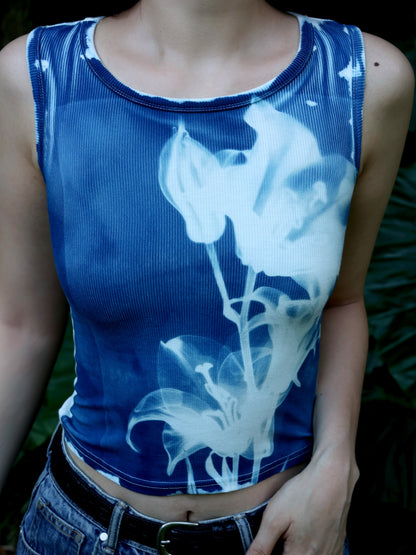Vorderansicht des blauen Lily Crop Tops am Model mit Rundhalsausschnitt und körpernaher Passform