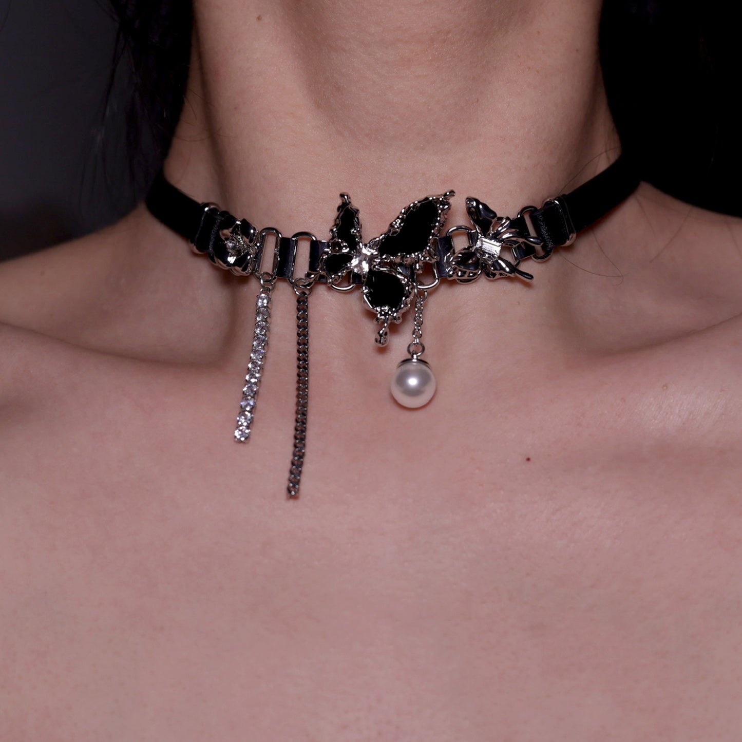 NOIR BUTTERFLY CHOKER